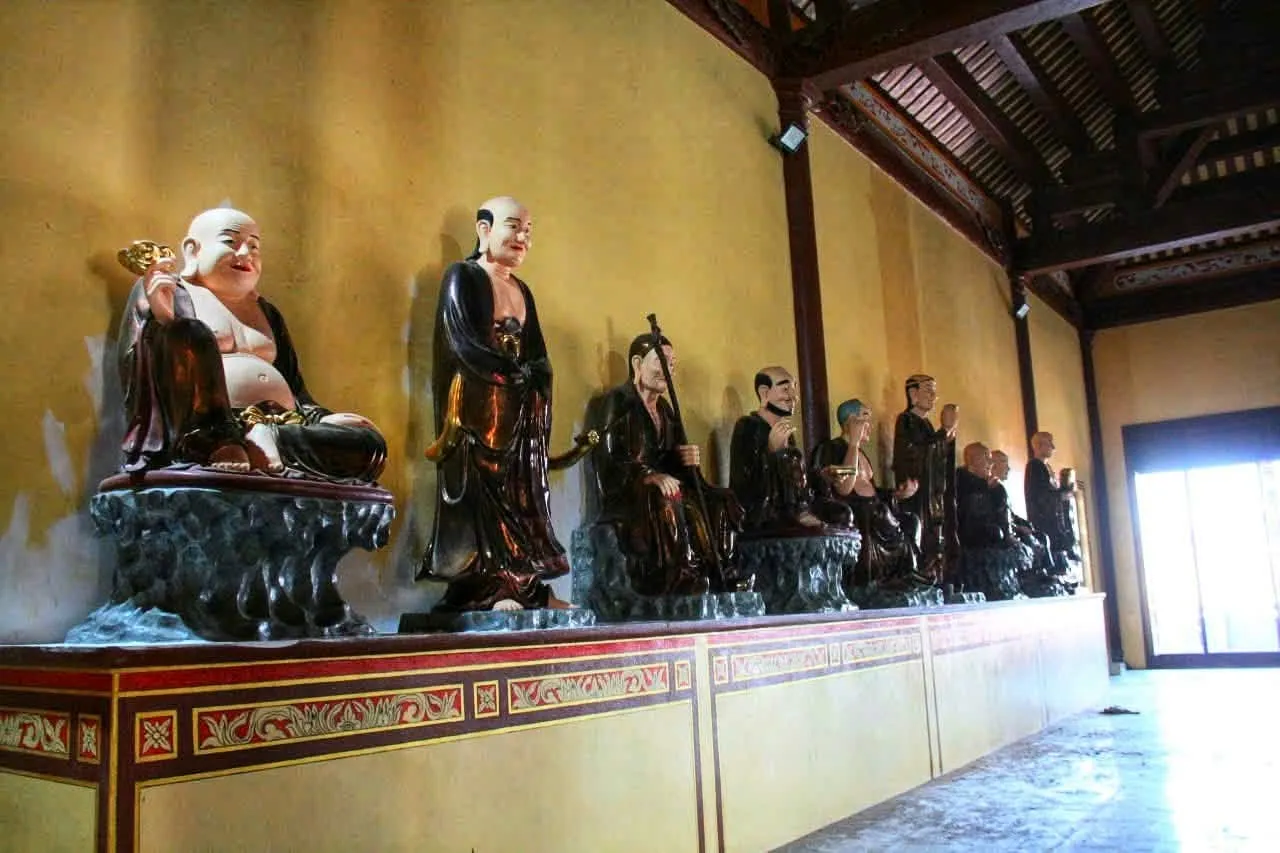 Dãy tượng trong chùa Hoành Nha thuộc Khu Di Tích Hoành Nha