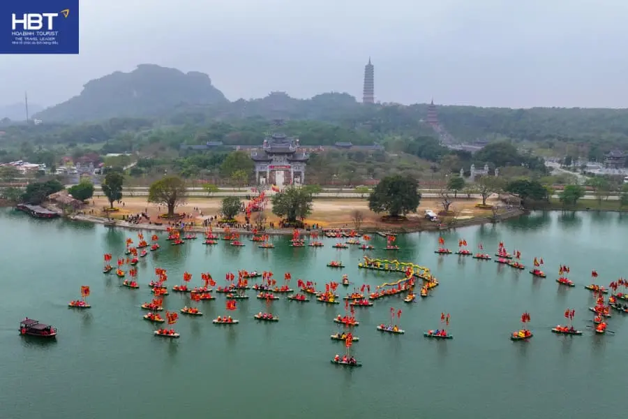 Đua thuyền tại Lễ hội Chùa Bái Đính