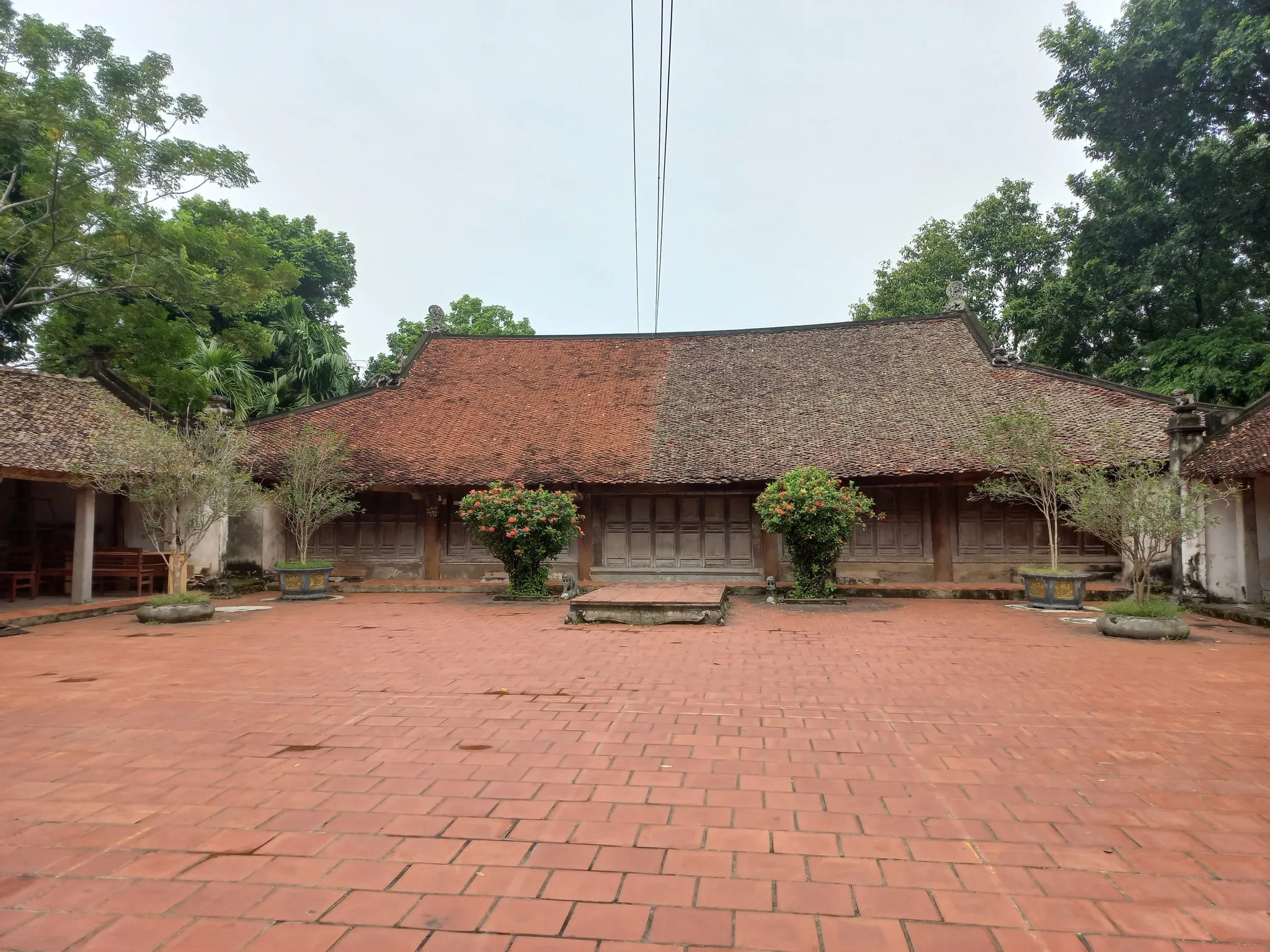 Chính diện Đình Phương Bản