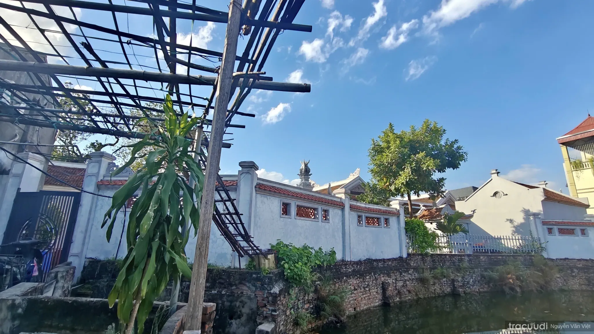 Cổng phụ chùa Bà Tề đi từ giếng Chùa