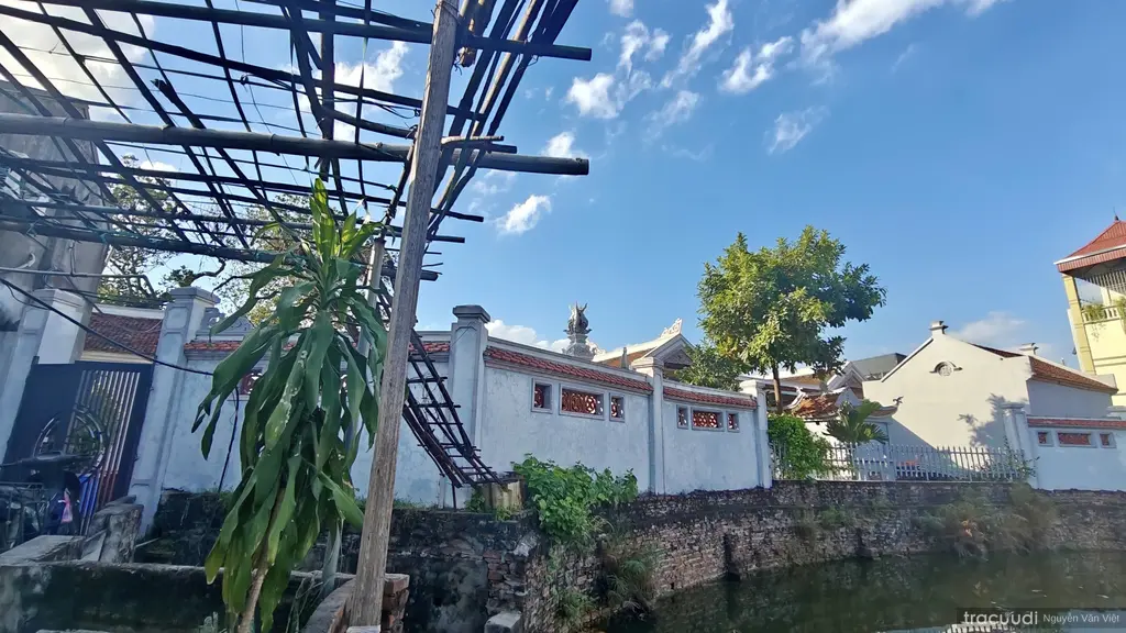 Cổng phụ chùa Bà Tề đi từ giếng Chùa