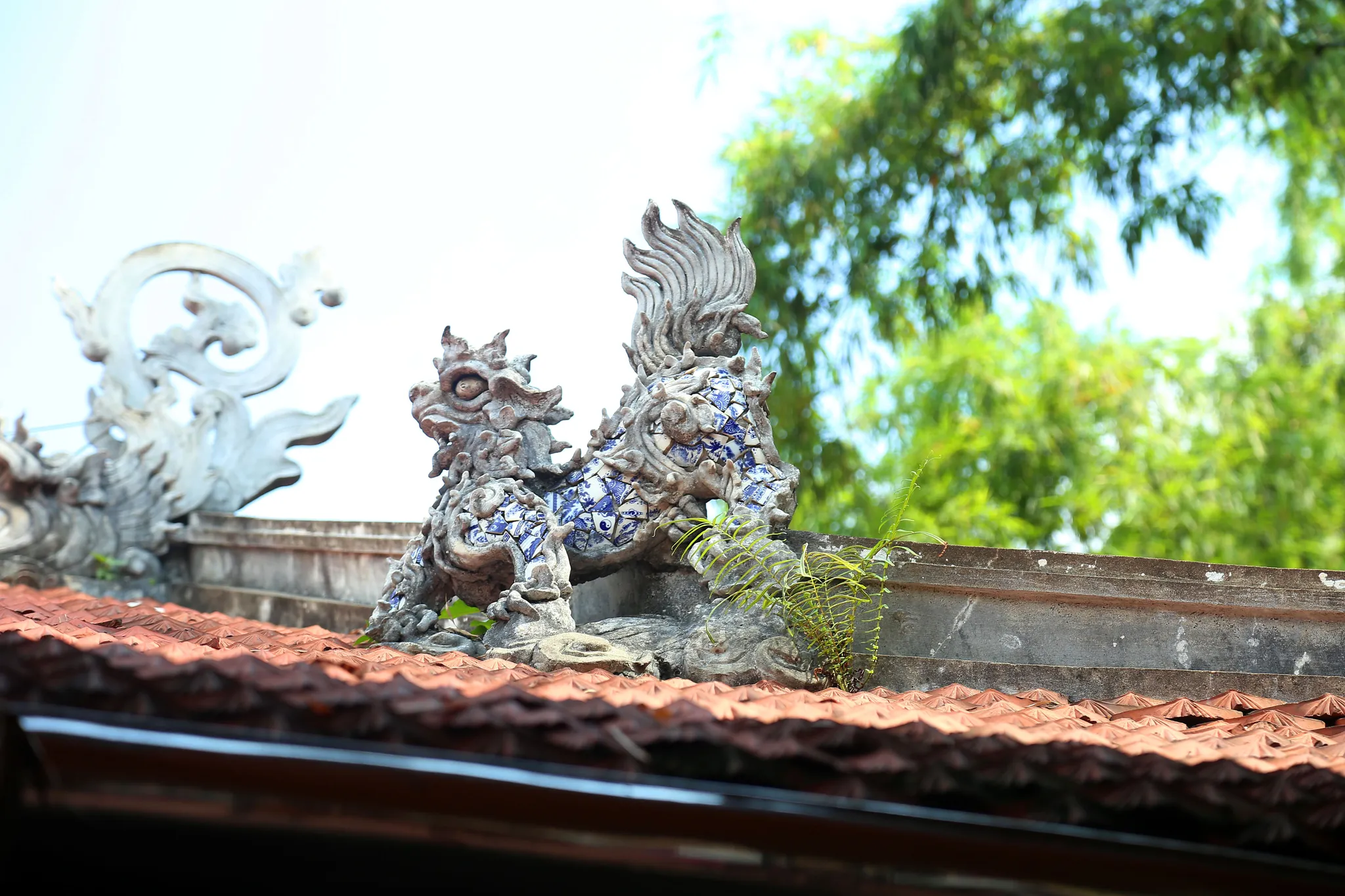 Tạo hình linh vật nghê trên mái chuông chùa Linh Ứng