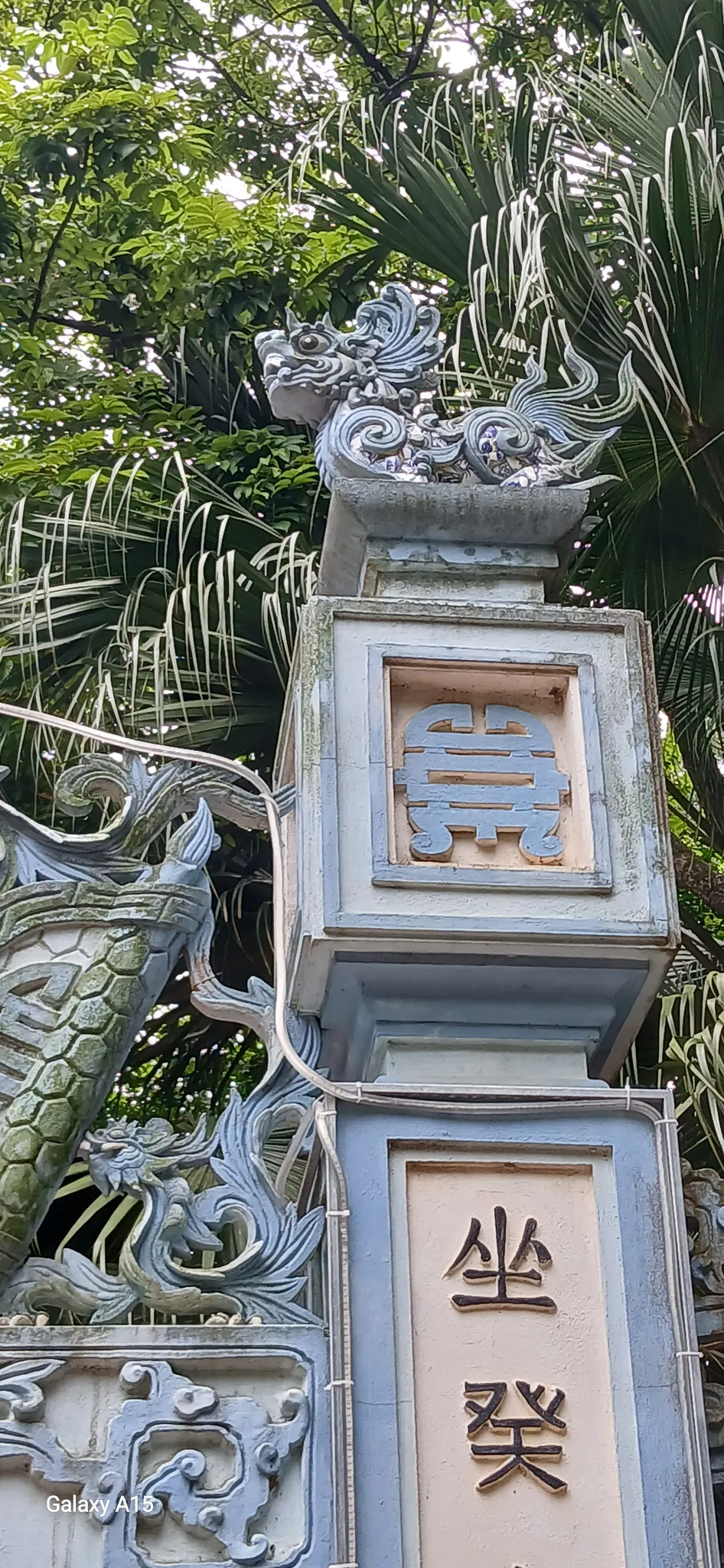 Linh vật trên trụ biểu phụ cổng Quán Vật Đồng Nanh
