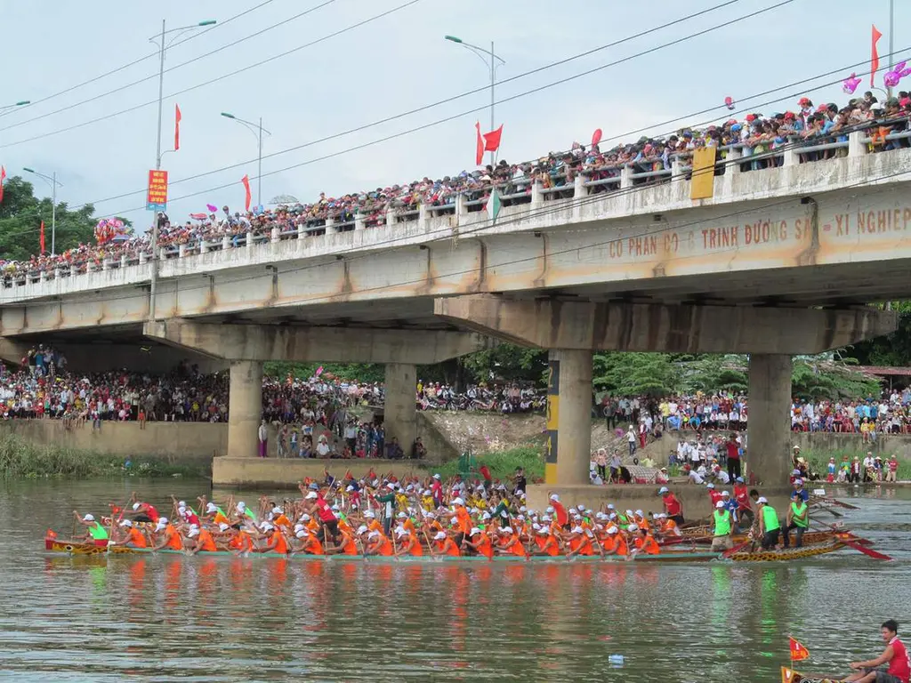 Quang cảnh tại Lễ hội Đua thuyền Lệ Thủy