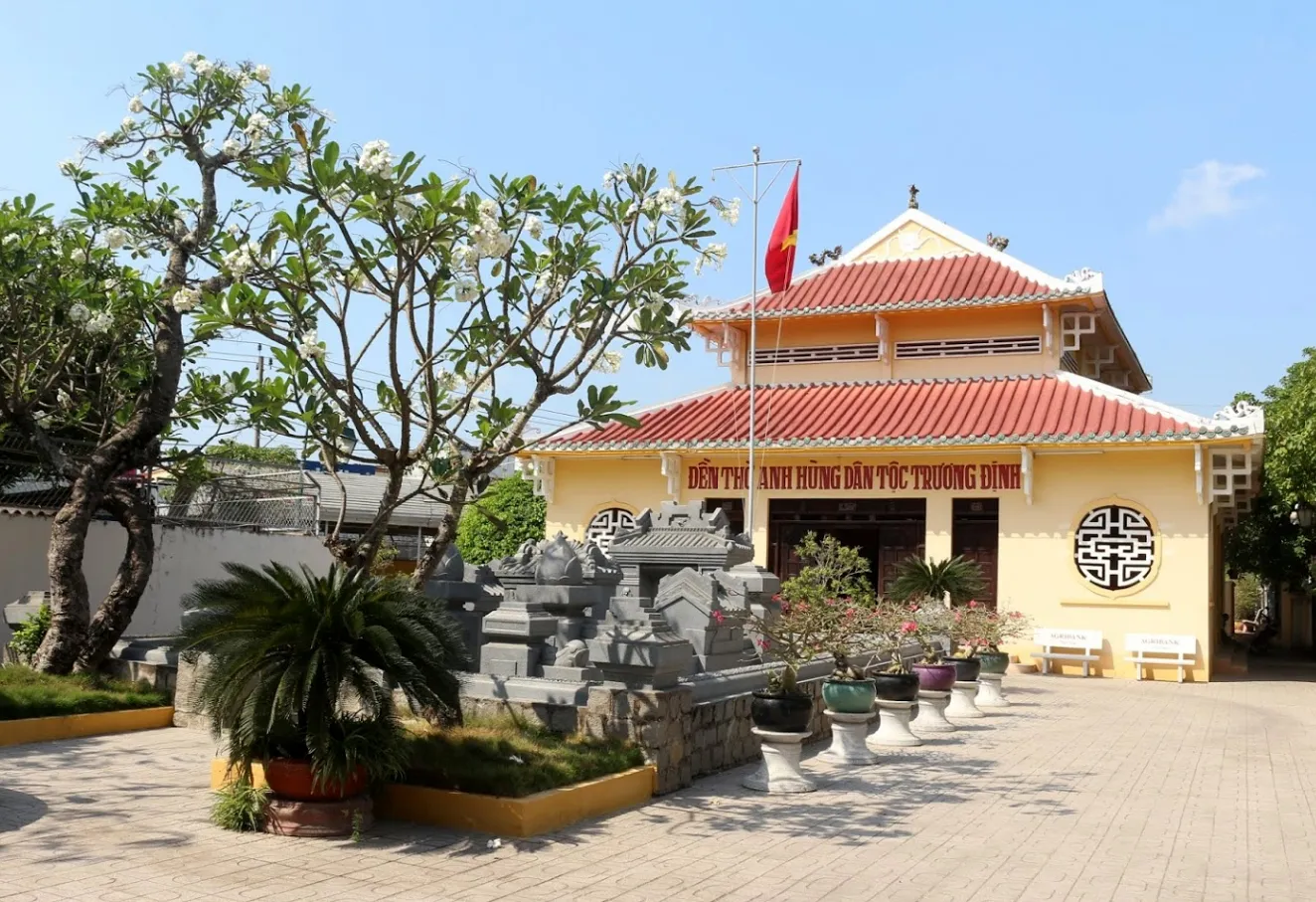 Khuôn viên Lăng mộ và Đền thờ Trương Định