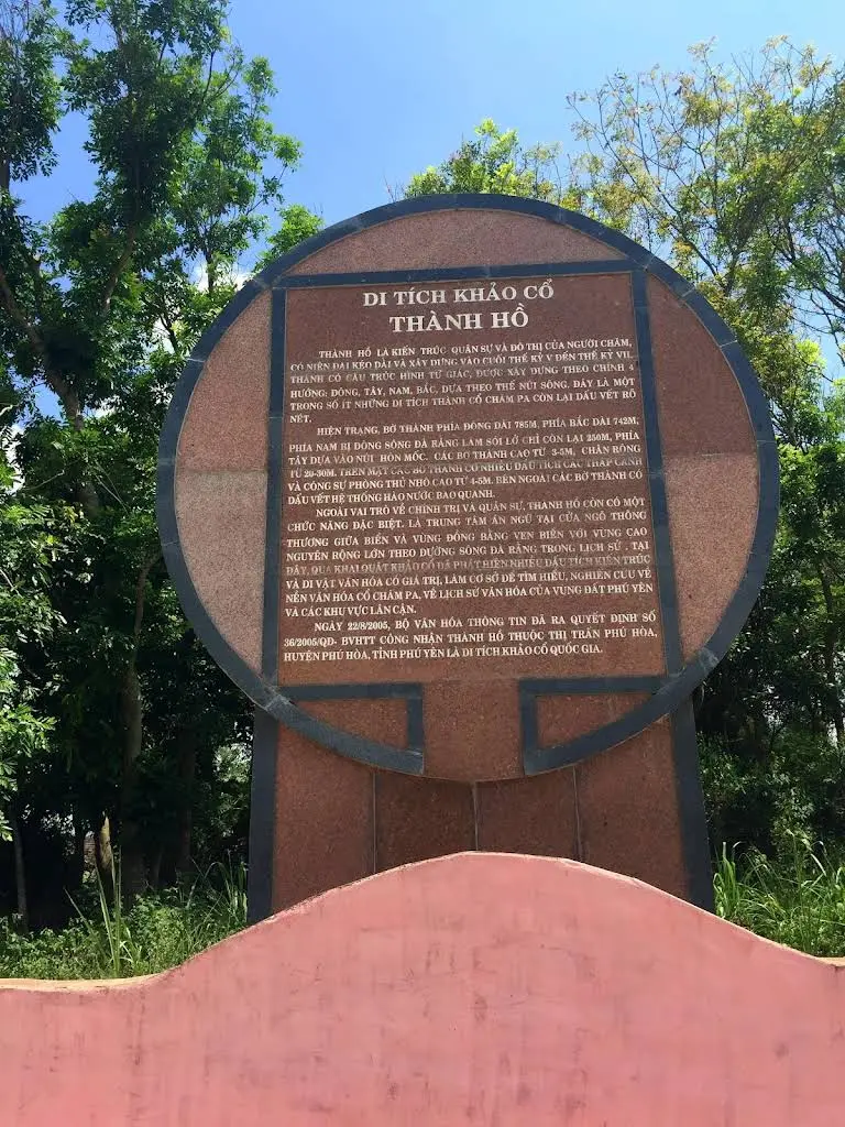 Biển tên di tích khảo cổ học Thành Hồ