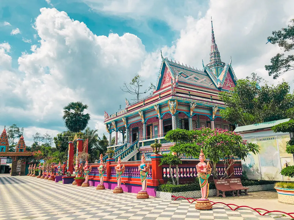 Khuôn viên Chùa Chén Kiểu