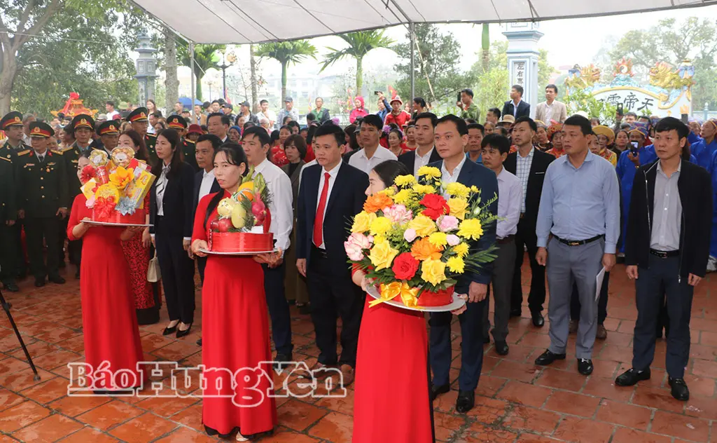 Các đại biểu dâng lễ tại lễ khai mạc Lễ hội đền Trà Phương