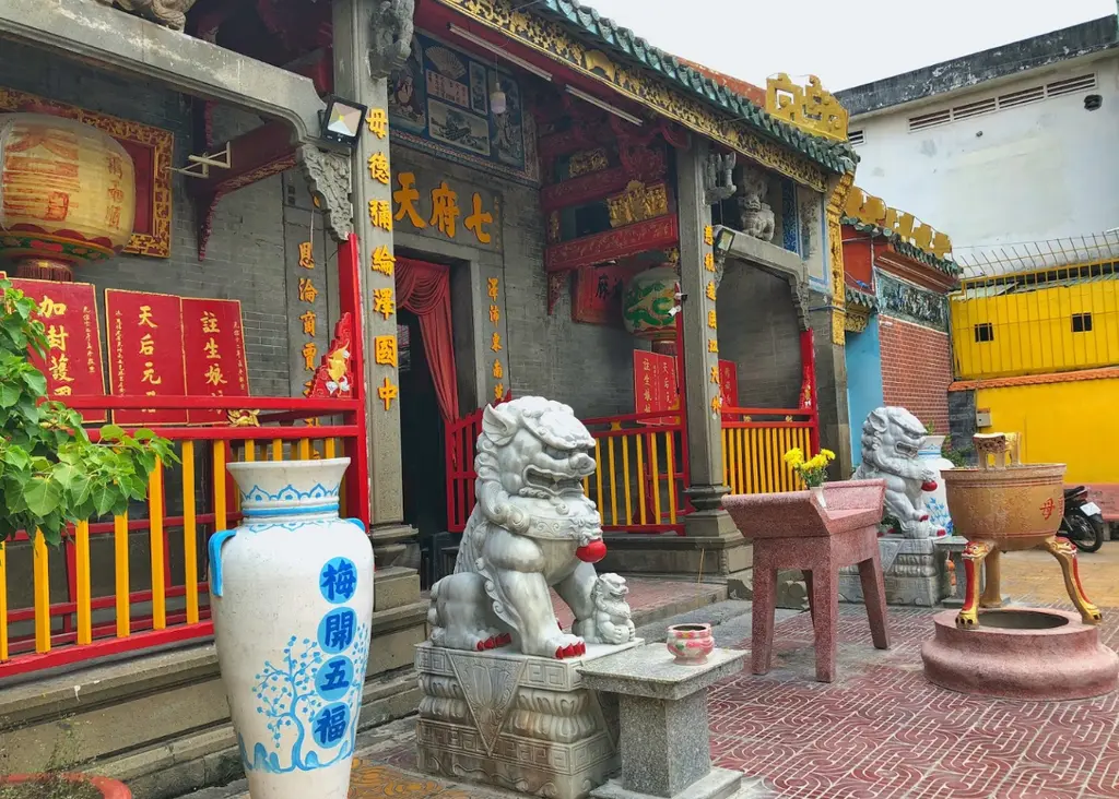 Hai tượng kỳ lân bằng đá tại Chùa Bà Thiên Hậu