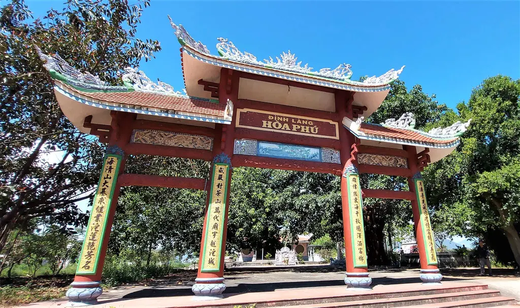 Cổng di tích Đình làng Hòa Phú