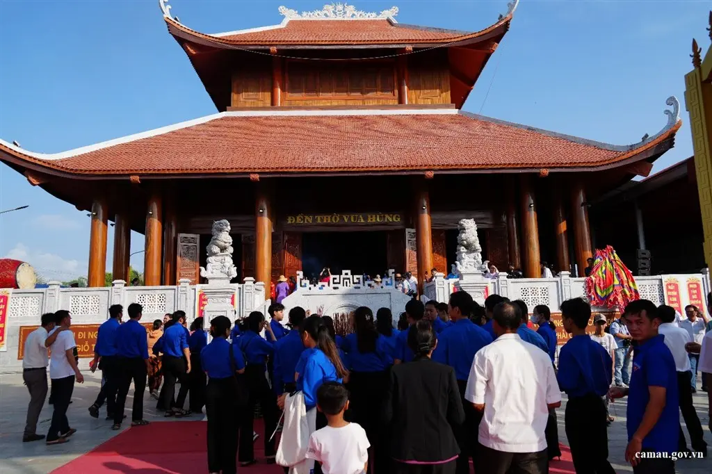 Dâng hương tại Đền Hùng