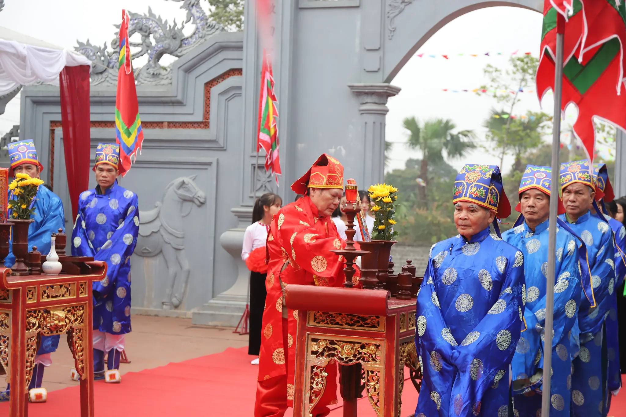 Chủ tế chuẩn bị lễ vật cho Lễ hội đình Thạch Khoán