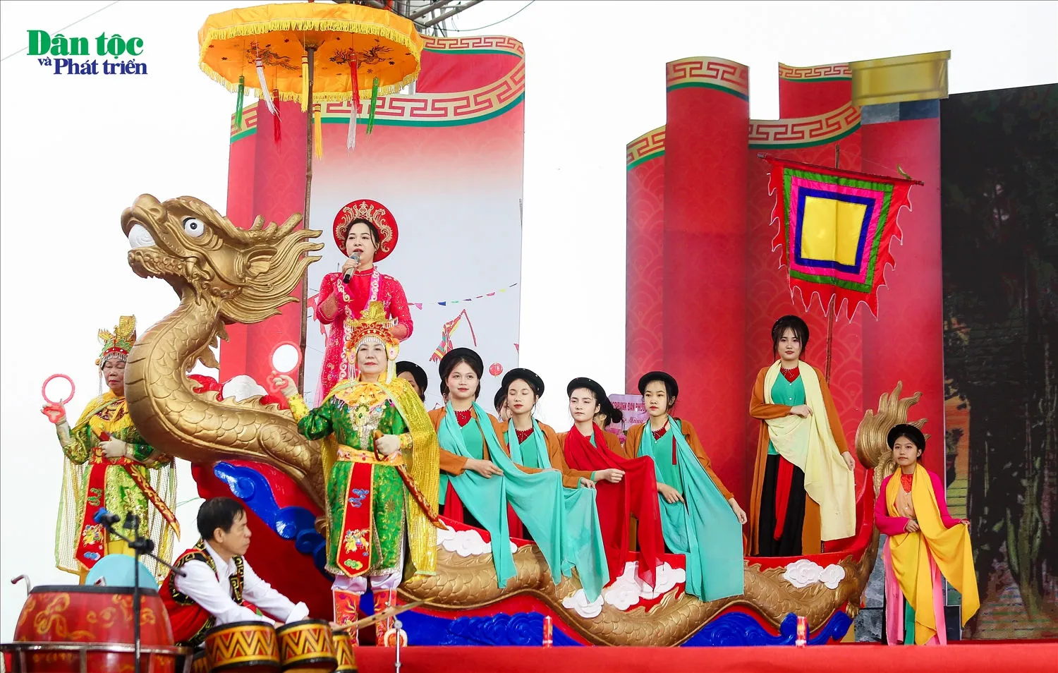 Tiết mục đối đáp giữa hai tàu đặc sắc tại Hội chèo Tàu tổng Gối