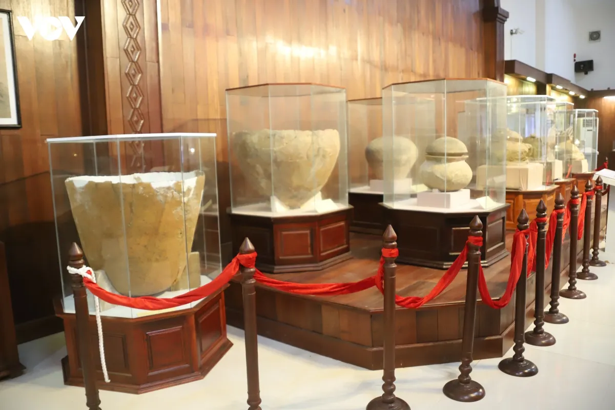 Mộ chum tại nhà trưng bày văn hóa Sa Huỳnh