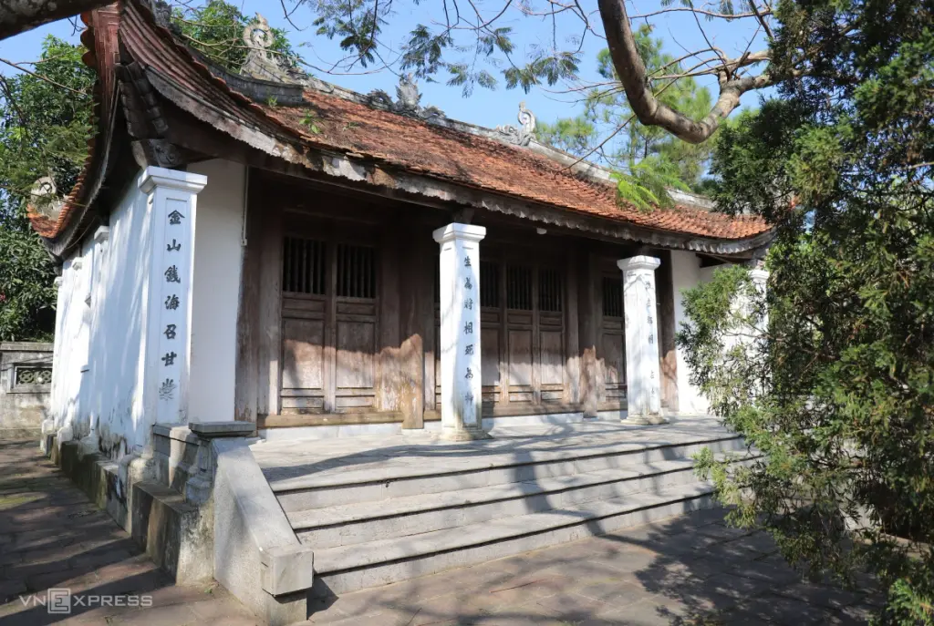 Nhà thờ trong di tích Nhà Thờ Và Mộ Nguyễn Công Trứ