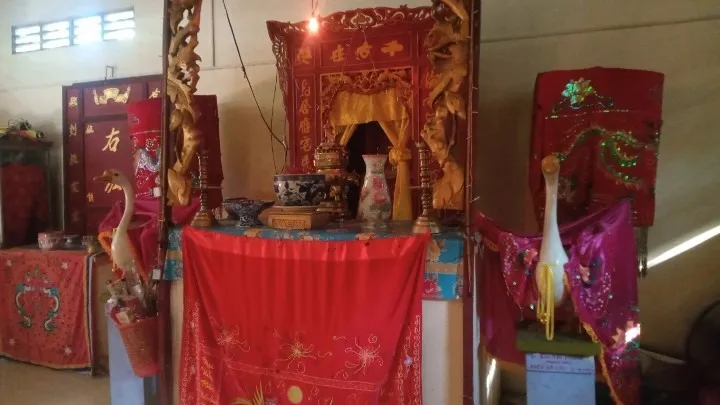 Ban thờ bên trong Miếu Hà Dương Thủy Thần