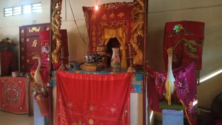Ban thờ bên trong Miếu Hà Dương Thủy Thần