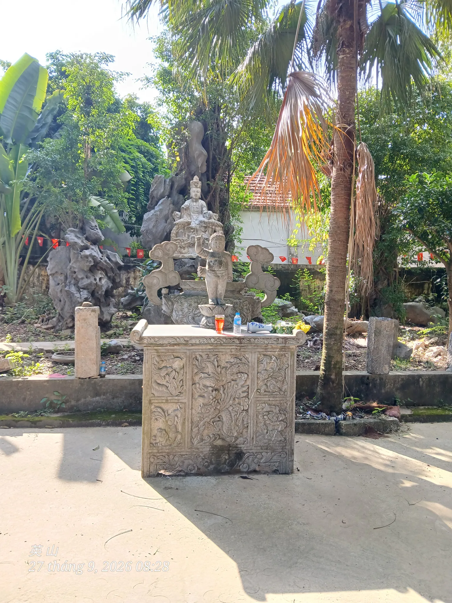 Tượng đá ở khuôn viên chùa Long Tiên