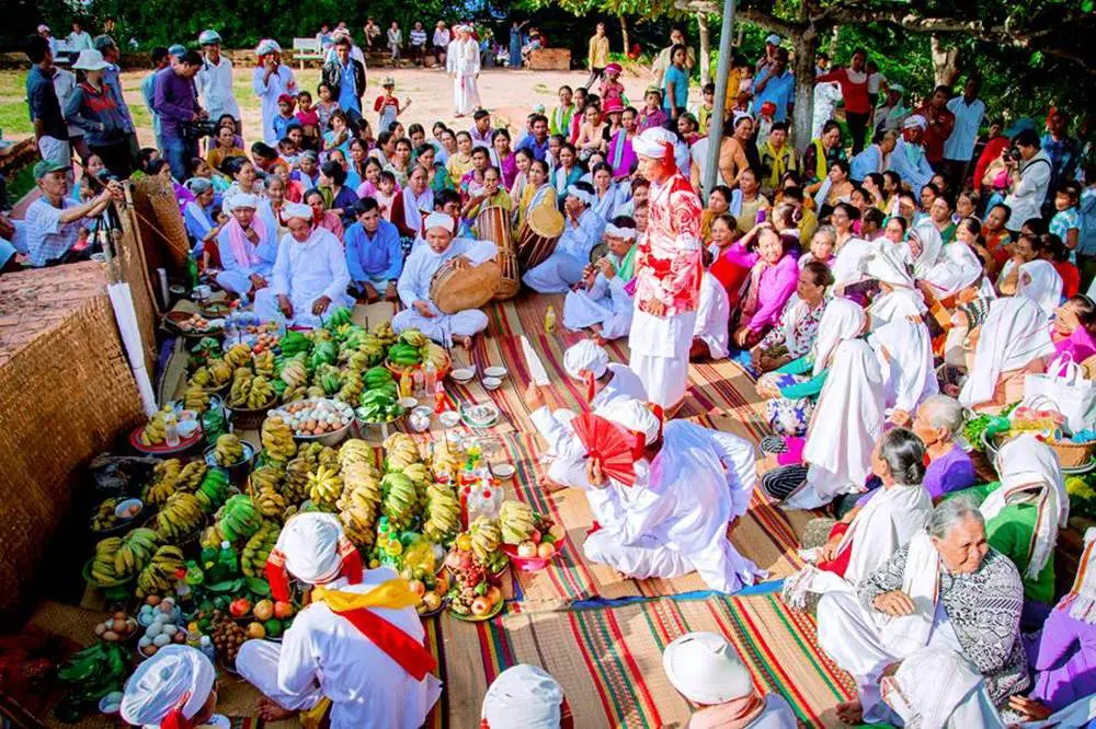 Dân làng cùng nhau chuẩn bị lễ cúng tại Lễ hội Katê
