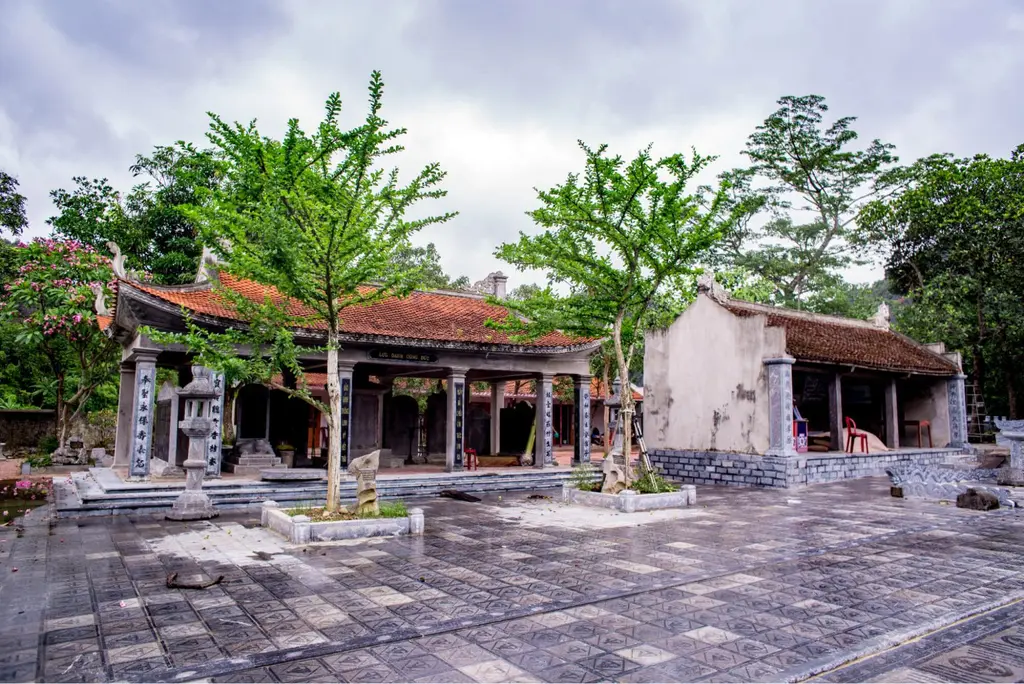 Quang cảnh tại Đền Trần