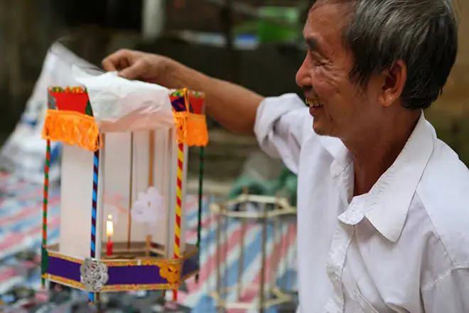 Nghệ nhân Vũ Văn Sinh cùng các bước làm ra đèn kéo quân