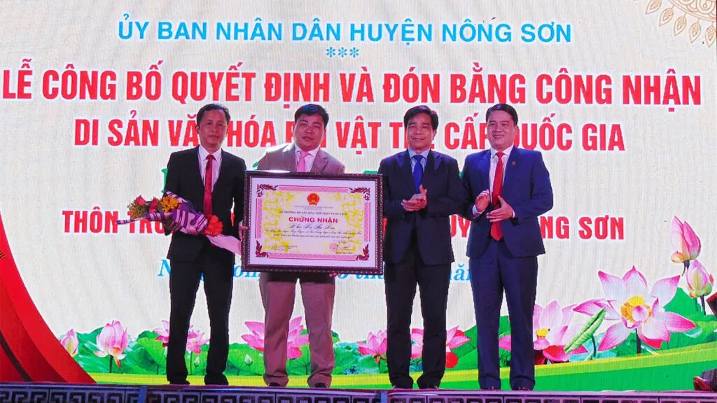 Trao bằng công nhận cho Lễ hội Bà Thu Bồn