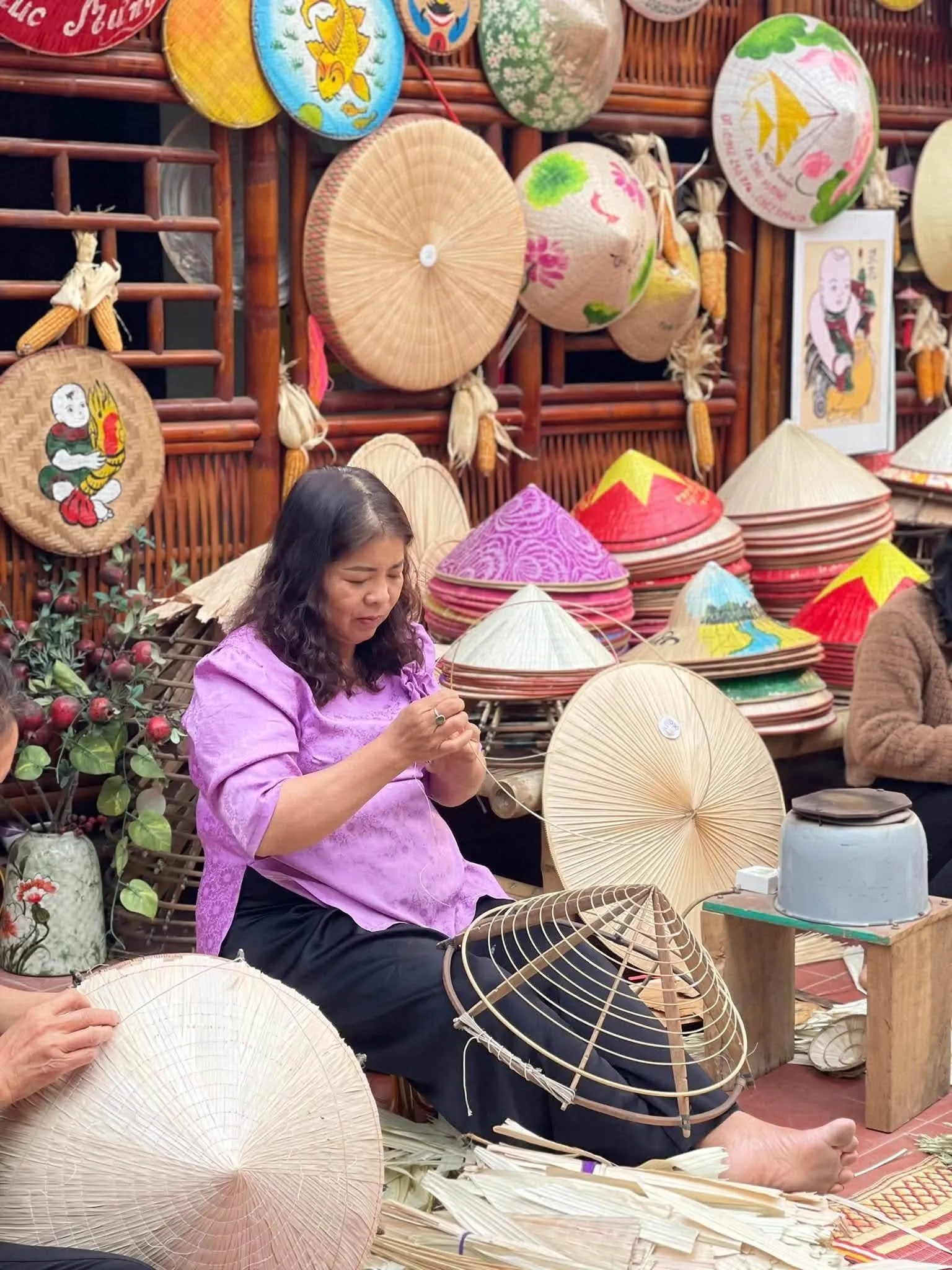 Nghệ nhân Tạ Thu Hương thực hiện các công đoạn làm nón lá