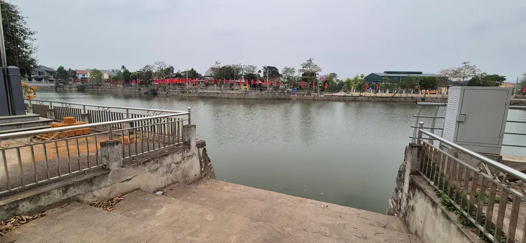 Cảnh quan bên ngoài di tích Đình Trúc Động nhìn từ xa