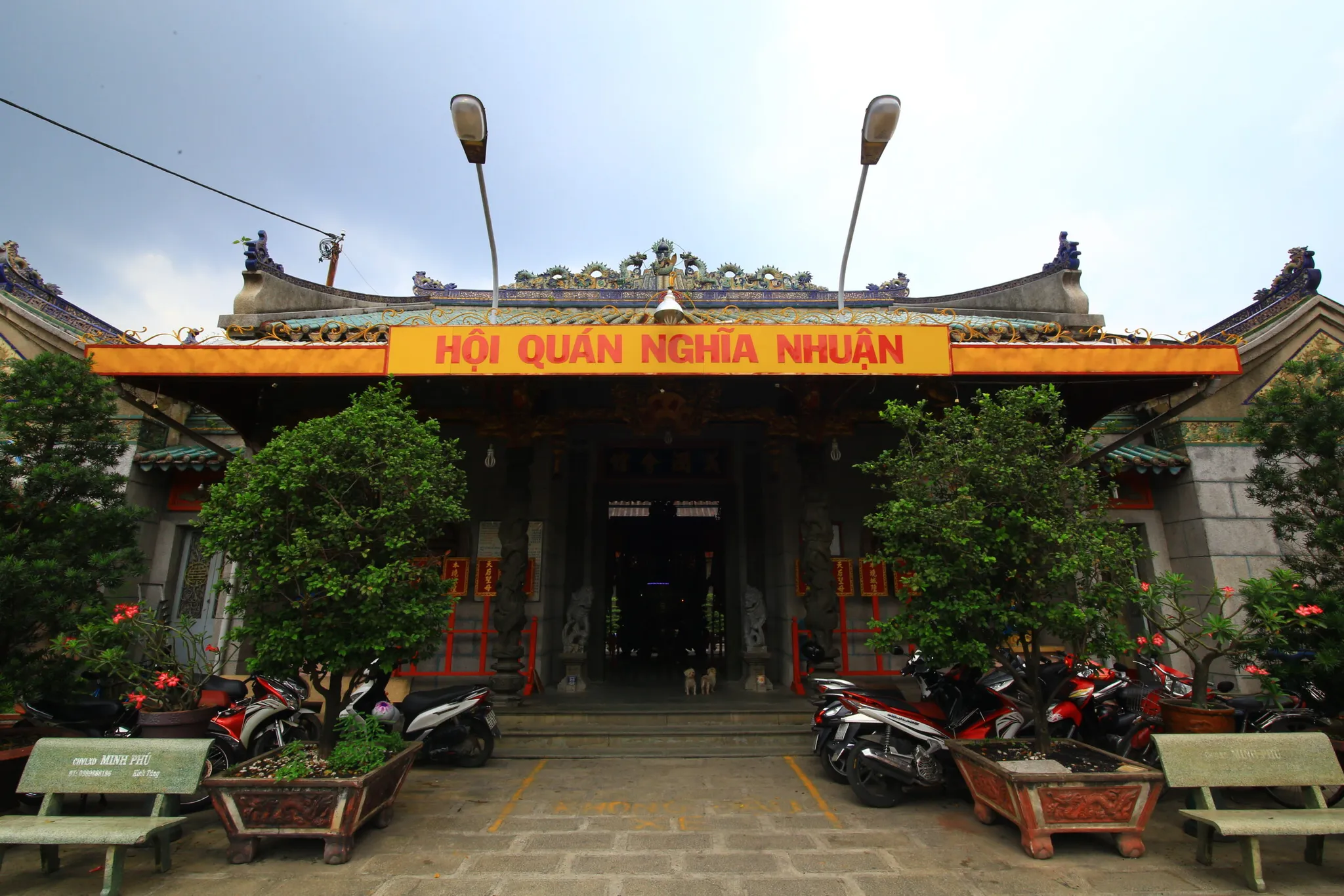 Tam quan Hội Quán Nghĩa Nhuận