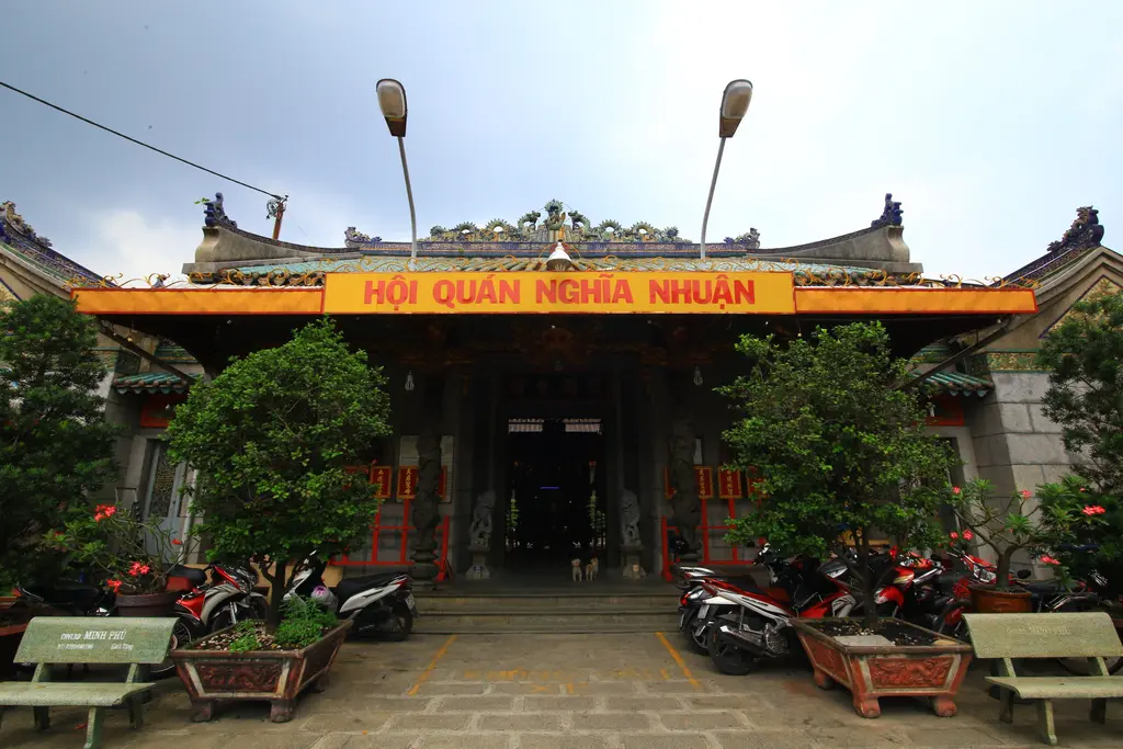 Tam quan Hội Quán Nghĩa Nhuận