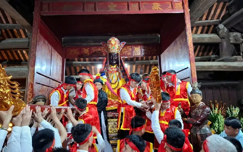 Tượng Đức Phật Thích Ca Mâu Ni tại Lễ hội Chùa Dâu