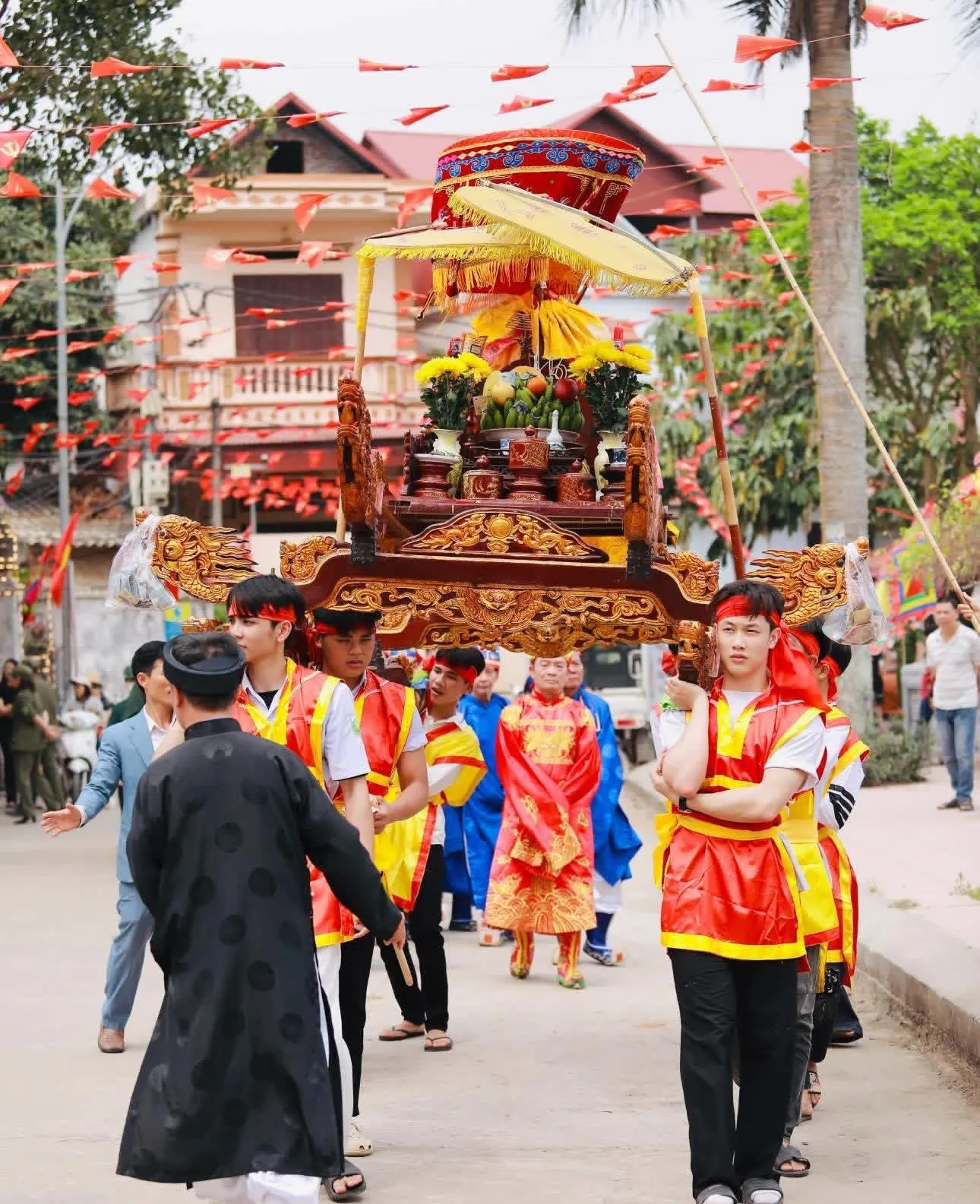 Lễ rước kiệu Thánh du xuân quanh hồ làng tại Hội đình ở làng Tri Lai