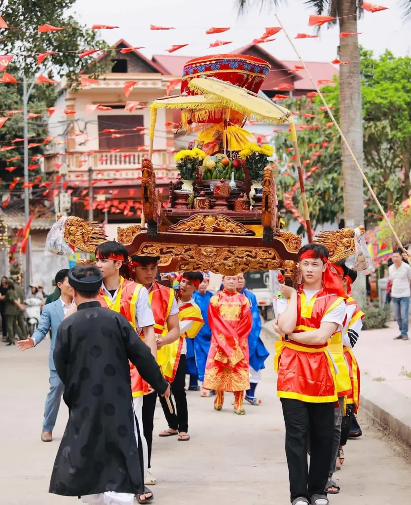Lễ rước kiệu Thánh du xuân quanh hồ làng tại Hội đình ở làng Tri Lai
