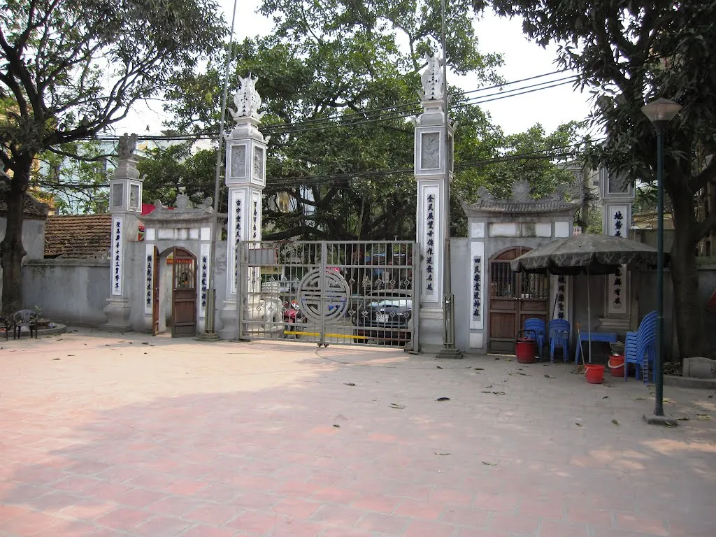 Cổng Đình Mai Động chụp từ bên trong
