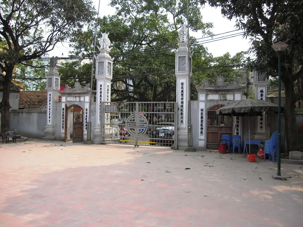 Cổng Đình Mai Động chụp từ bên trong