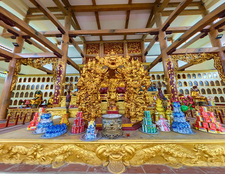 Cảnh quan bên trong Quần Thể Chùa Tiên