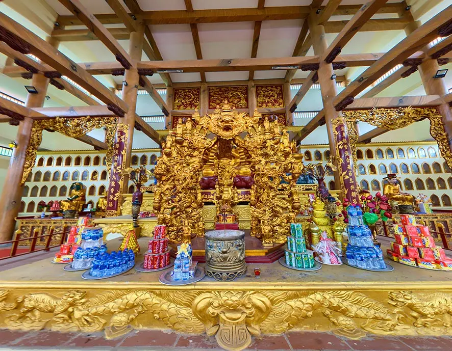 Cảnh quan bên trong Quần Thể Chùa Tiên