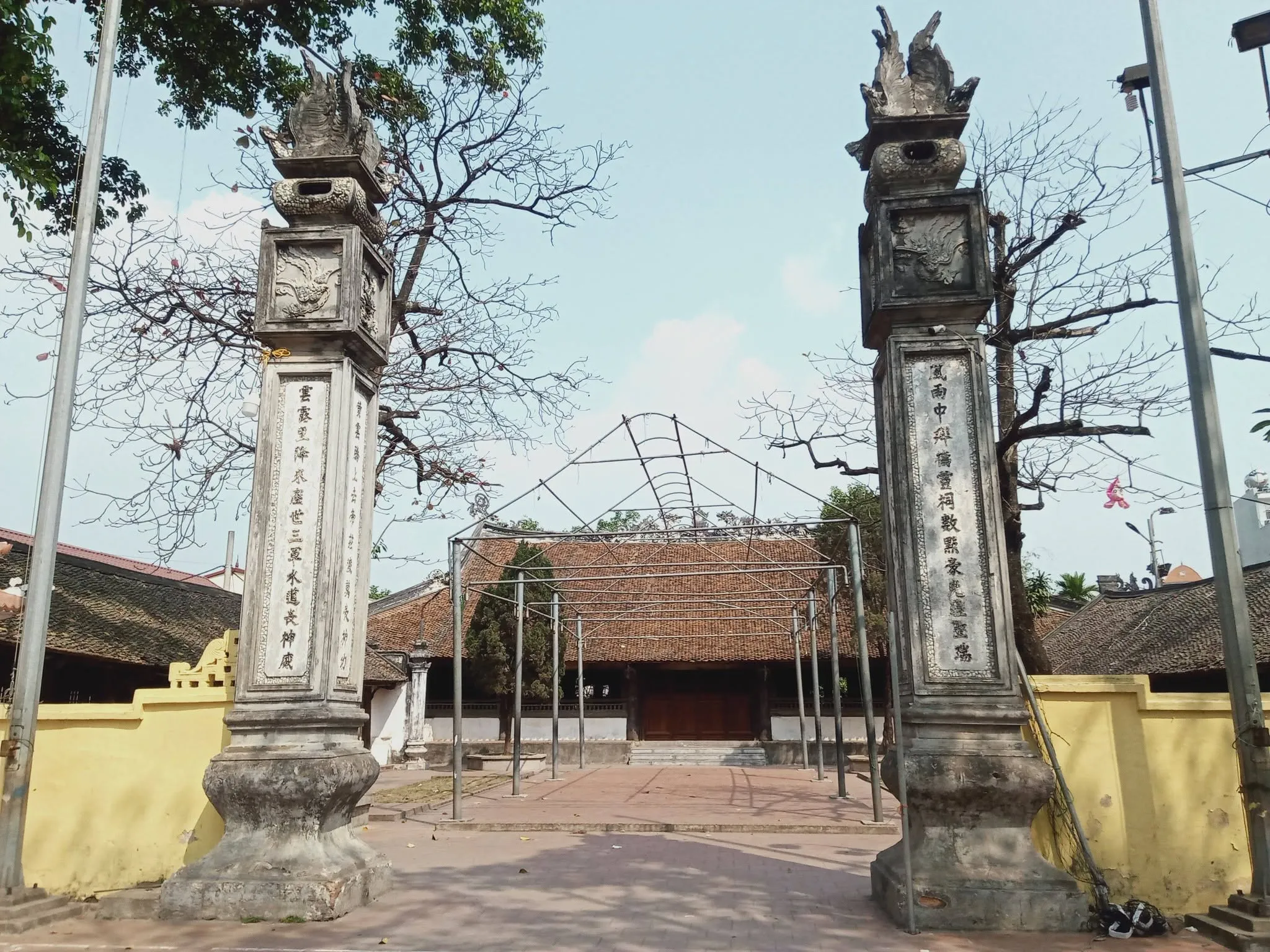 Nghi môn đình Hữu Bằng
