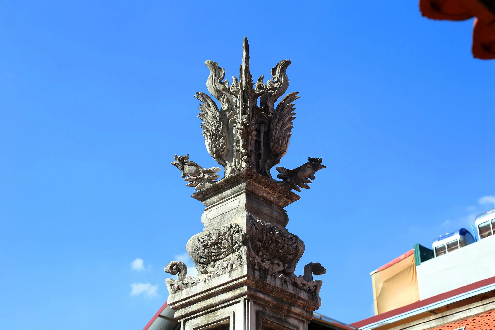 Họa tiết trang trí trên trụ biểu chùa Thiên Khánh