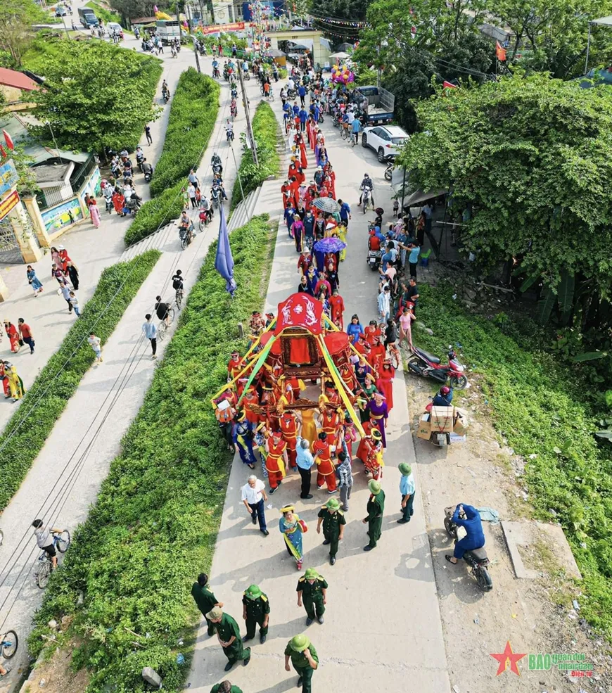 Quang cảnh lễ rước Hội làng Chuông