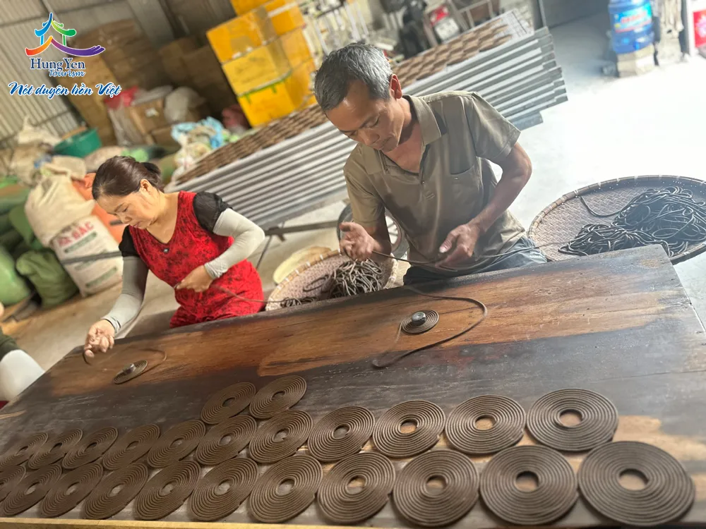 Người thợ Cao Thôn trong công đoạn làm hương vòng thủ công
