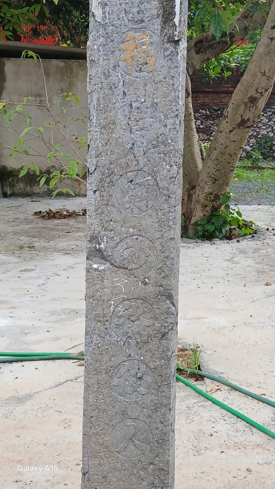 Cột trụ đá trong khuôn viên chùa Long Tiên