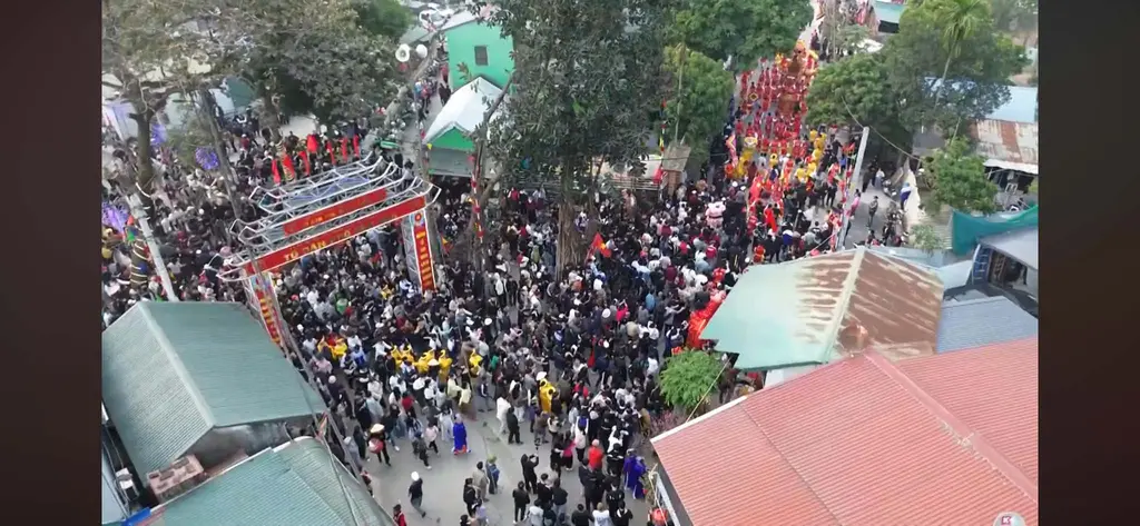 Người dân tham gia Hội làng Giang Chính nhìn từ trên cao