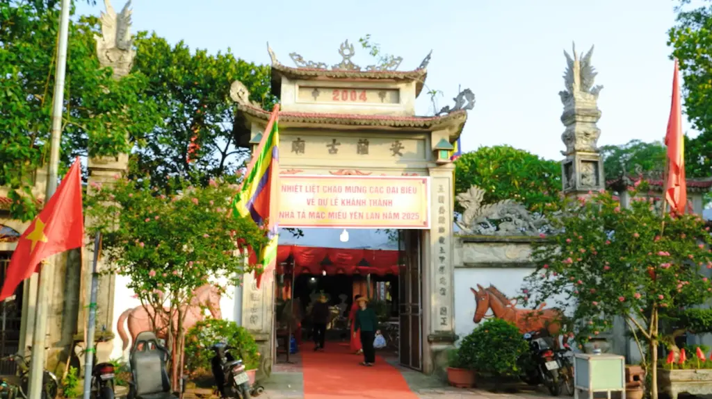 Cảnh quan bên ngoài cổng Miếu Yên Lan