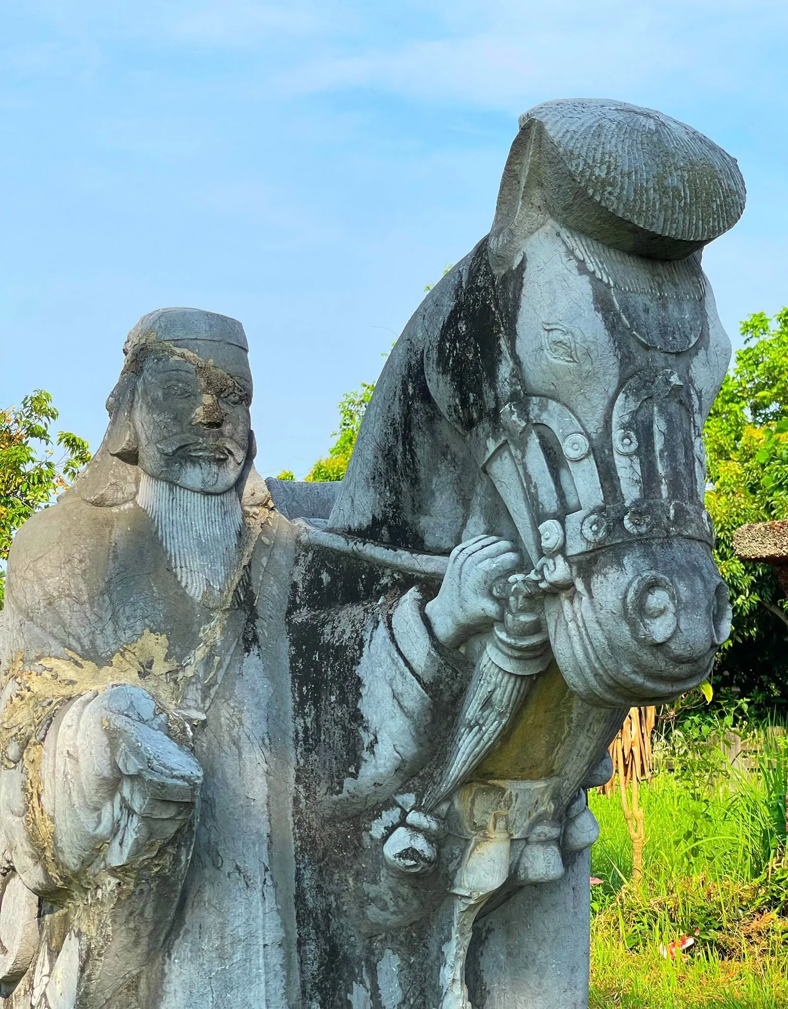 Cận cảnh tượng quan hầu trong lăng Dinh Hương