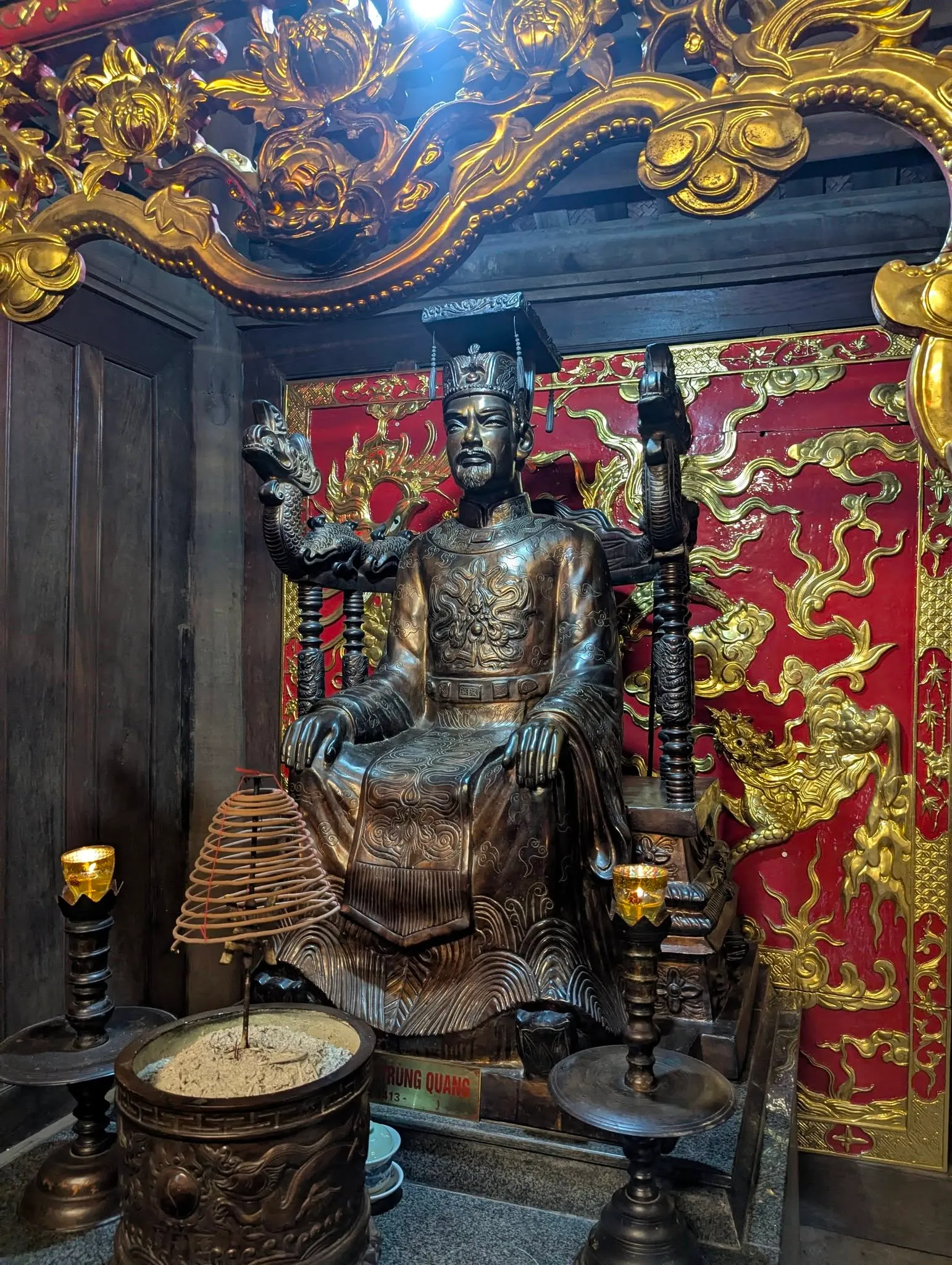 Tượng thờ đức vua Trần Trùng Quang trong đền Thiên Trường