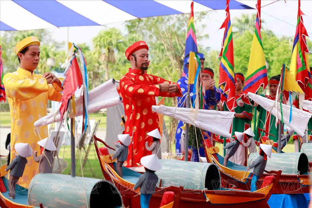 Tái hiện: Người dân cử hành lễ tế tại Lễ khao lề thế lính Hoàng Sa