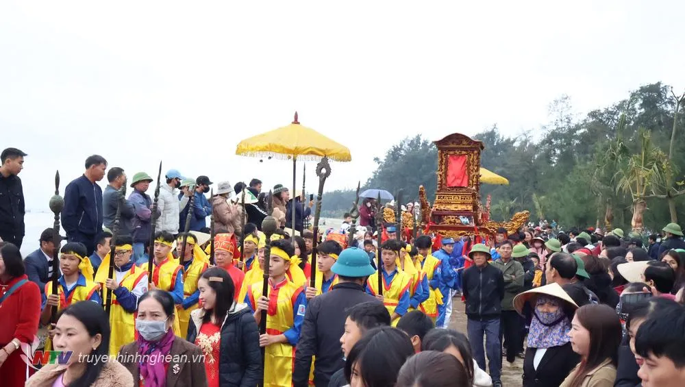 Lễ rước bài vị thờ các vị thần từ đền ra bãi biển tại Lễ hội Đền Quy Lĩnh