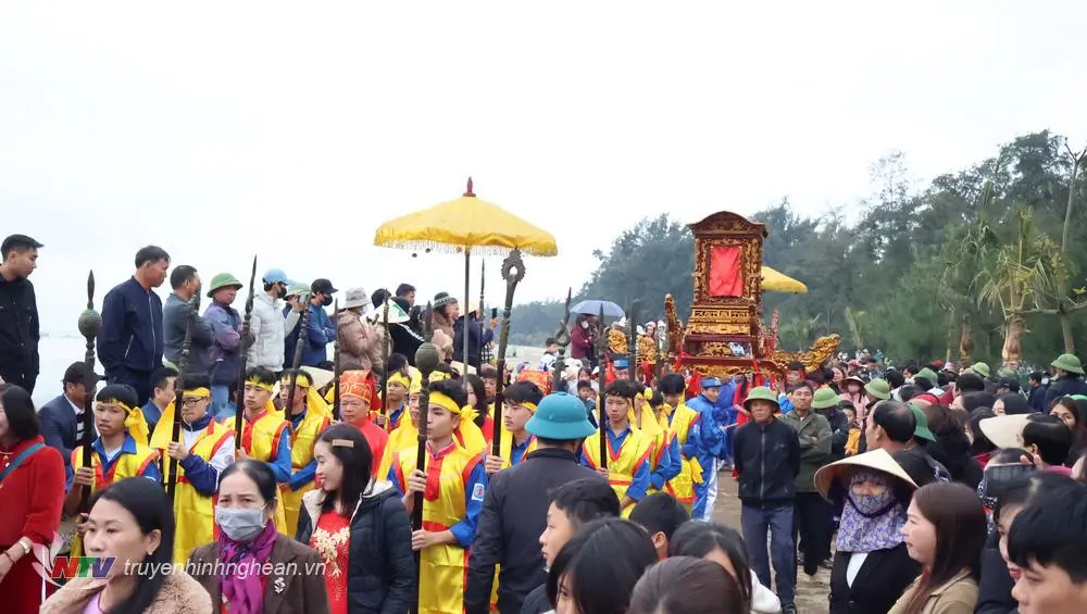 Lễ rước bài vị thờ các vị thần từ đền ra bãi biển tại Lễ hội Đền Quy Lĩnh