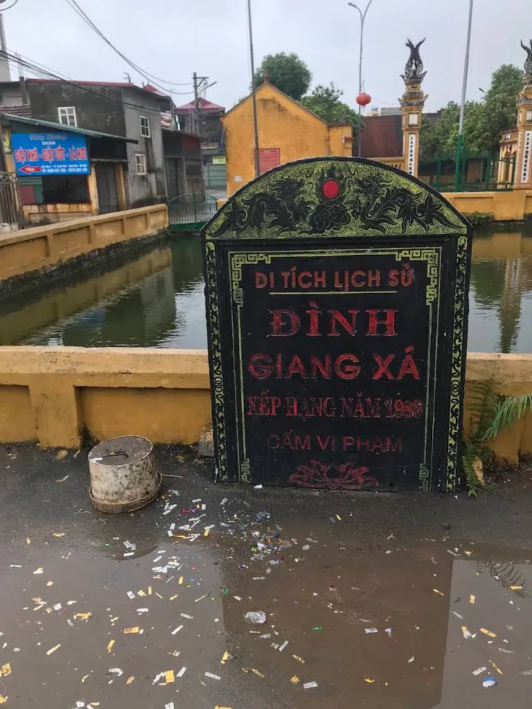 Biển tên di tích Đình Giang Xá